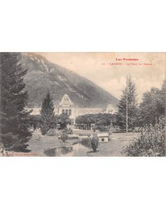 Carte postale ancienne - Luchon, le parc du Casino 