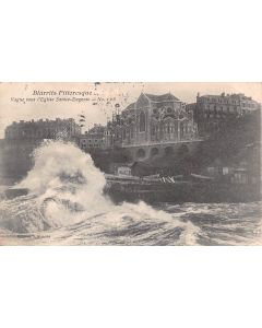 Carte postale ancienne - Biarritz, vague sous l'église Sainte Eugénie