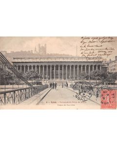 Carte postale ancienne - Lyon, colonnade du palais de Justice