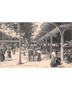 Carte postale ancienne - Vichy, le parc et la galerie couverte