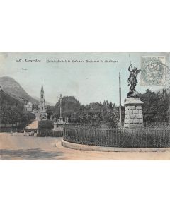 Carte postale ancienne - Lourdes, Saint-Michel, le calvaire breton et la basilique