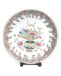 Grand plat en porcelaine de Canton famille rose 