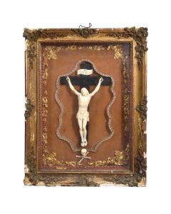 Crucifix janséniste au memento mori dans son cadre bois et stuc doré XIXème