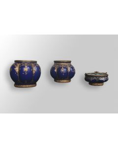Série de 3 pièces en céramique dans le goût de Sèvres