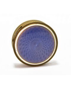 Boite à priser guillochée et émaillée bleu de dimension 40 mm de diamètre sur 14 mm. Poids 29 gr.