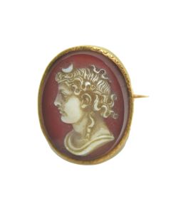 Art glyptique broche en camée sur agate au portrait de femme avec un croissant de lune 