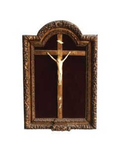 Crucifix en ivoire dans son cadre bois doré XVIIIème