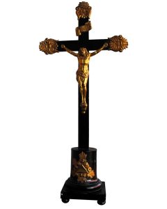 Crucifix en laiton repoussé et bois noirci époque fin XIXème