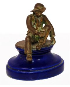 Mendiant en bronze sur socle en porcelaine de Sèvres