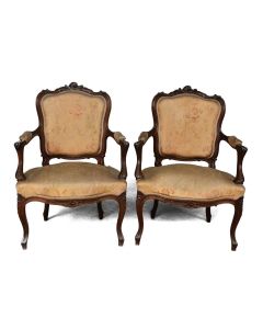 Fauteuils de style Louis XV en noyer tapissé soie (paire)