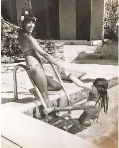 Photo de presse d'Aviva Paz sortant de la piscine dans les années 70
