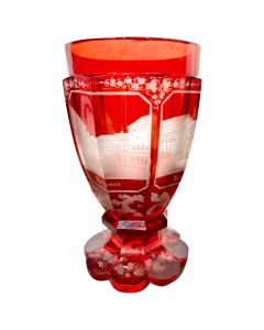 Vase en bohème rouge à motifs de théâtre fin XIXème