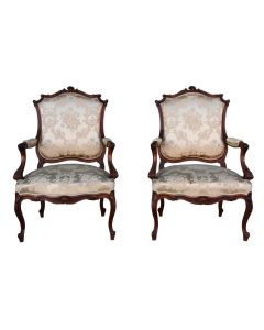 Fauteuils de style Louis XV en noyer recouvert de soie (paire)