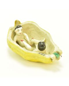 Curiosa scène érotique dans une noix en porcelaine