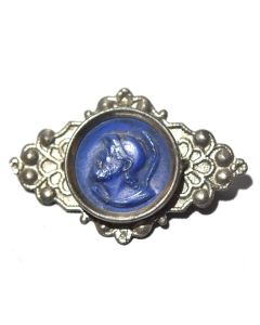 Broche en métal avec intaille de couleur bleue au soldat