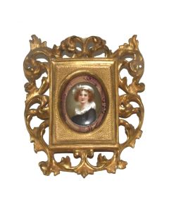 Miniature sur porcelaine jeune femme époque XIXème cadre doré médaillon