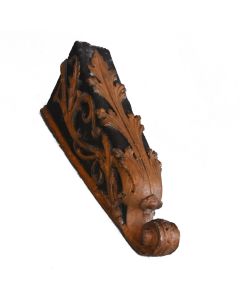 Corbeau décor architectural en bois laqué sculpté XVIIème