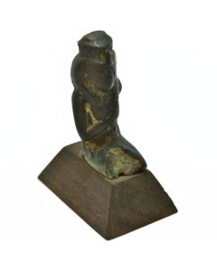 Objet de fouille égyptomania jeune femme assise en bronze