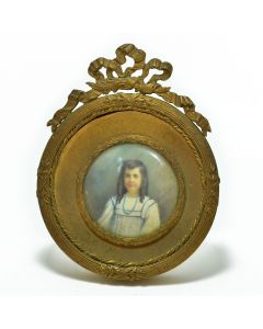 Portrait miniature en médaillon jeune fille aux boucles brunes cadre bronze doré aux rubans