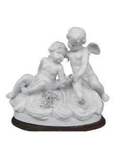 Groupe de deux angelots autour d’un panier porcelaine fin XIXème