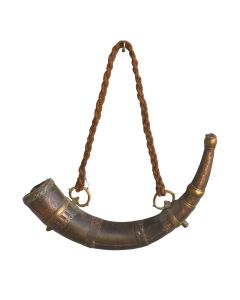 Militaria - poire à poudre en laiton repoussé orientale