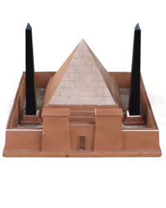 Maquette de pyramide avec obélisques