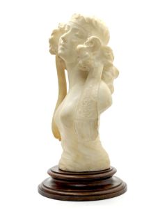Buste de jeune femme orientale Art nouveau en albâtre vers 1900
