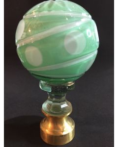 Boule d'escalier verre coloré opaline verte aux pastilles