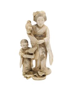 Okimomo en ivoire d'époque XIXème  La mère  le fils et les poules 