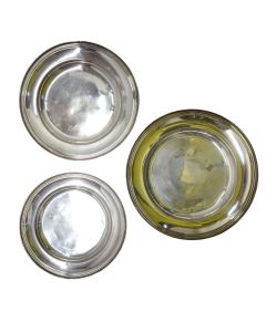Série de 3 plats ronds en métal argenté modèle perlé par Christofle
