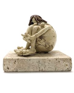 Jeune femme assise sculpture en céramique émaillée XXème