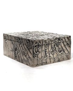 Boite en argent époque XIXème finement ciselée aux arabesques