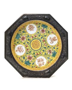 assiette en porcelaine de canton cerclée d'argent.