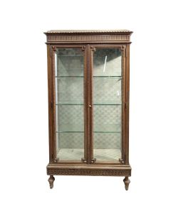 Vitrine de collectionneur en noyer 1900 style Louis XVI