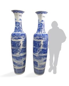 Importante paire de vases balustres en porcelaine bleu et blanc – Chine, XXe siècle