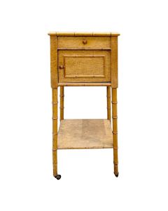 Table de chevet en bois clair de style faux bambou, époque Napoléon III – marbre blanc