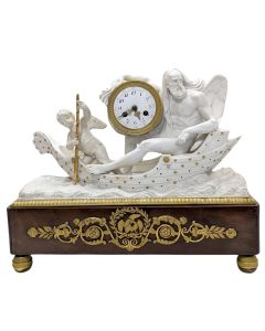 Saturne conduit par l'amour Pendule en biscuit et bronze doré sur socle en acajou