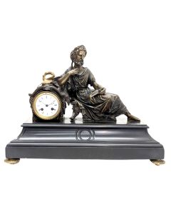 Pendule de cheminée en bronze patiné et doré à décor de philosophe
 