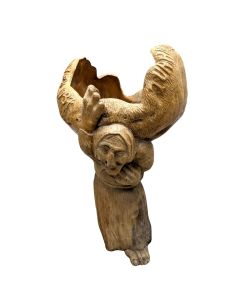 Grande Sculpture Folk Art Scandinave Vieille Femme Supportant une Coquille (Datée 1937)
