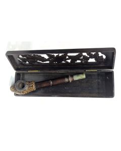 Pipe à opium en pierre de lard dans sa boite en bois 