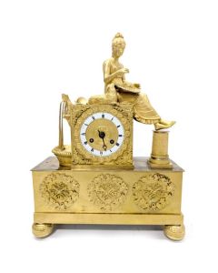Pendule Empire en bronze doré – Allégorie féminine – France, vers 1810
