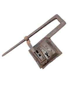 Serrure ancienne format cadenas en fer forgé époque XVIIIème