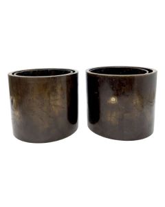 Paire de pots à pinceaux chinois en bronze patiné – décor gravé de pin et lune – Chine, dynastie Qing tardive