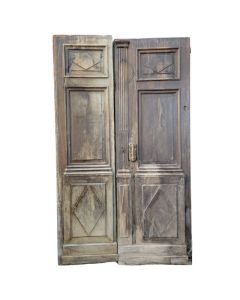 Paire de portes en bois sculpté à panneaux moulurés, ferronnerie ancienne – France, époque Louis XVI, fin XVIIIe siècle
