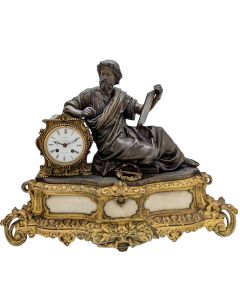 Pendule de cheminée en règule patiné et doré à décor de philosophe
 