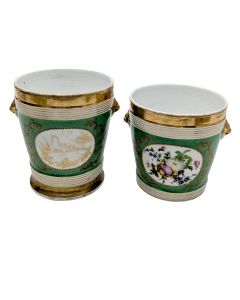 Paire de seaux à bouteille en porcelaine à décor polychrome et or, dans le goût de Sèvres, XIXe siècle