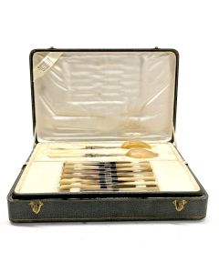 Service à dessert et salade en corne blonde, par Pradère Aîné à Marseille, dans son coffret d’origine, vers 1930
