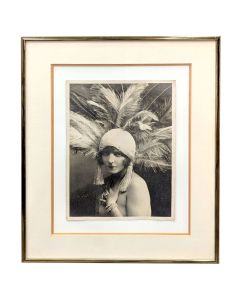 Photo portrait féminin à la coiffe de plumes, vers 1925