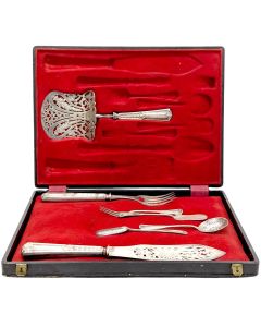 Service à entremets en métal argenté à décor ajouré et ciselé, dans son coffret vers 1880