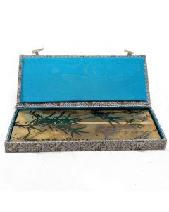 Paire de marque-pages chinois en laiton doré gravé coffret d’origine
Chine, XXe siècle